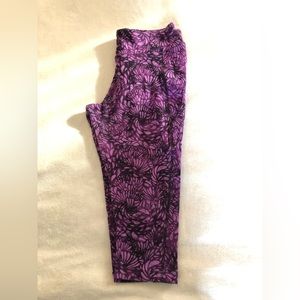 Marika Capri Yoga Pants/Leggings Size L. Purple floral.